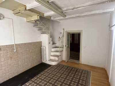 Simili piastrelle che troviamo in un�altra stanza, seppure in parte coperte da un parquet in laminato...
